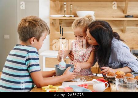 Mutter und Kinder backen Kuchen in der Küche Stockfoto