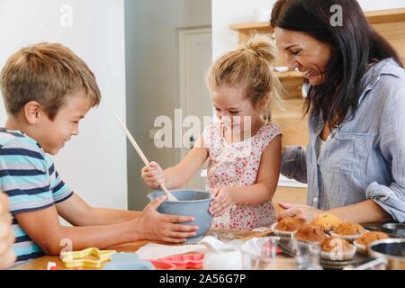 Mutter und Kinder backen Kuchen in der Küche Stockfoto