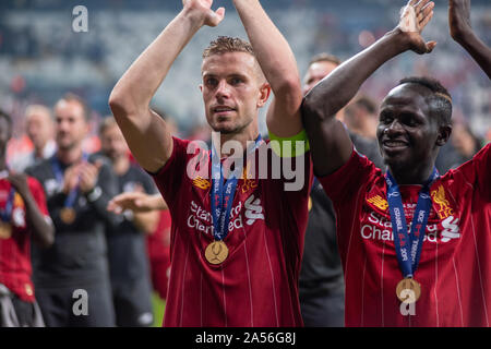 Istanbul, Türkei - 14 August, 2019: sadio Mähne und Jordanien Henderson Spieler des FC Liverpool mit glücklichen Gefühle feiern UEFA Super Cup Trophäe Victor Stockfoto