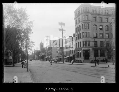 Blick auf G Street, N.W., meist nördlich, westlich von 12th Street, Washington Sparkasse an der Ecke zusammen mit anderen Unternehmen auf dem Block Stockfoto