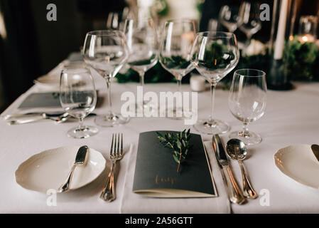 Ort Einstellung zur Hochzeit Tisch mit Besteck, Menü und Trinkgläser Stockfoto