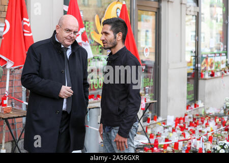 18. Oktober 2019, Sachsen-Anhalt, Halle: Edgar Franke (SPD, l), Beauftragter der Bundesregierung für die Opfer, spricht mit Izzet Cagac, Betreiber des Kiez Döner Kebab, an seinem Snackbar. Haseloff und Beauftragter der Bundesregierung für die Opfer haben die Kiez-Döner, die von den Rechten Terroranschlag betroffenen besucht wurde. Beide haben die Eigentümer der Snackbar und seinen Mitarbeitern für ihre Unterstützung zugesichert. Am 9. Oktober die Deutsche Stephan B., schwer bewaffnet, hatte zunächst versucht, eine Synagoge zu durchdringen. Wenn sein Plan scheiterte, schoß er eine 40-jährige Frau auf der Straße und kurz danach eine 20-ye Stockfoto