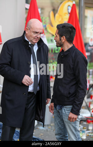 18. Oktober 2019, Sachsen-Anhalt, Halle: Edgar Franke (SPD, l), Beauftragter der Bundesregierung für die Opfer, spricht mit Izzet Cagac, Betreiber des Kiez Döner Kebab, an seinem Snackbar. Haseloff und Beauftragter der Bundesregierung für die Opfer haben die Kiez-Döner, die von den Rechten Terroranschlag betroffenen besucht wurde. Beide haben die Eigentümer der Snackbar und seinen Mitarbeitern für ihre Unterstützung zugesichert. Am 9. Oktober die Deutsche Stephan B., schwer bewaffnet, hatte zunächst versucht, eine Synagoge zu durchdringen. Wenn sein Plan scheiterte, schoß er eine 40-jährige Frau auf der Straße und kurz danach eine 20-ye Stockfoto