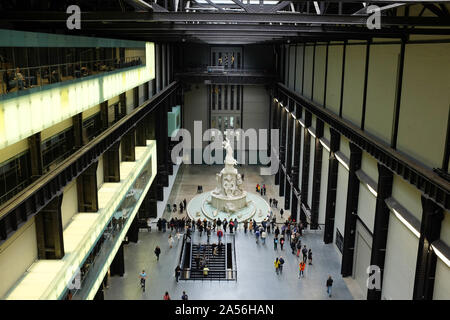 Turbinenhalle der Tate Modern in London, England. Stockfoto