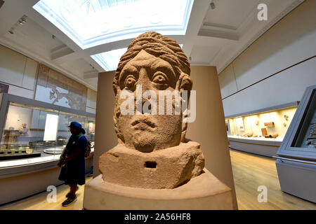 British Museum, Bloomsbury, London, England, UK. Kalkstein Kopf von Towcester, Northamptonshire. Fusion von Britischen und römischen Stilen - von der Römischen Stockfoto