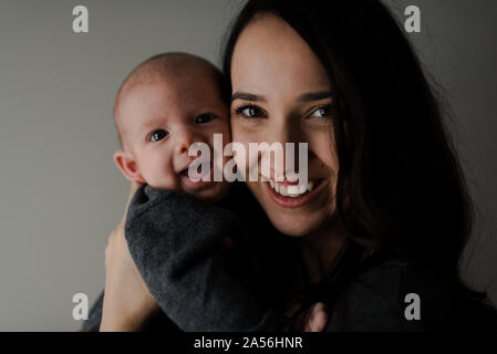 Junge Frau mit Baby-Sohn, Kopf- und Schulterportrait Stockfoto