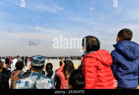 Changchun, Jilin Provinz Chinas. Okt, 2019 18. Die Menschen sehen den Himmel Flügel Luft demonstration Team während einer Flugschau statt der 70. Jahrestag der Gründung der chinesischen Volksbefreiungsarmee (PLA) Air Force in Changchun, Hauptstadt der Provinz Jilin im Nordosten Chinas, Okt. 18, 2019 zu feiern. Credit: Xu Chang/Xinhua/Alamy leben Nachrichten Stockfoto