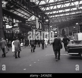 1960er Jahre, historisch, Bahnpendler in der überdachten Halle am Bahnhof Waterloo, London, England, Großbritannien. Stockfoto