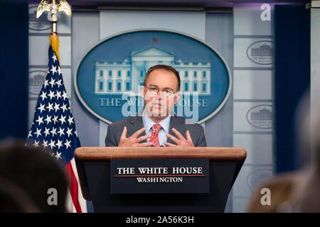 Washington, Vereinigte Staaten von Amerika. 17. Oktober, 2019. Weiße Haus handeln Stabschef Mick Mulvaney spricht mit Reportern im James Brady Press Briefing Room im Weißen Haus Oktober 17, 2019 in Washington, DC. Mulvaney räumte ein, dass eine Es war ein quid pro quo in den Präsidenten Umgang mit der Ukraine, sondern versuchte später wieder die Aussage zu gehen. Credit: Joyce Boghosian/White House Photo/Alamy leben Nachrichten Stockfoto