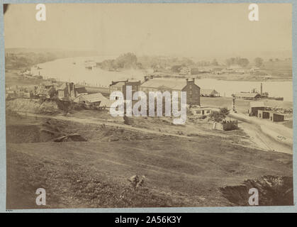 Blick auf Rocketts und der James River, Richmond, Va., April 1865 Abstract: Foto zeigt Gebäude am Wharf in der rockett Landung auf der Südseite des James River. Stockfoto