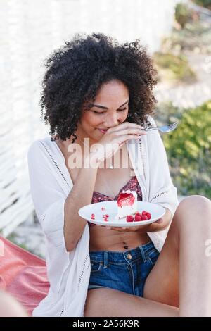 Frau Halteplatte der Himbeere Kuchen, Mund, kichernd Stockfoto