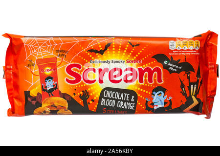 Köstlich spooky Soreen Schokolade & Blutorange 5 mini Brote einzeln Schrei auf weißem Hintergrund gewickelt isoliert - bereit für Halloween Stockfoto