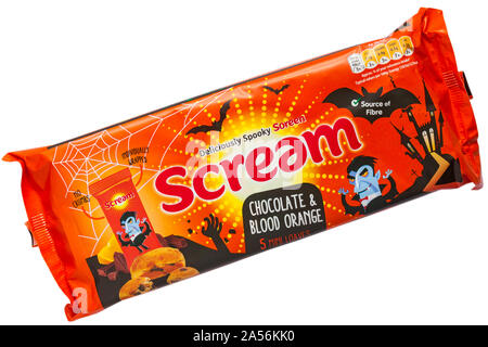 Köstlich spooky Soreen Schokolade & Blutorange 5 mini Brote einzeln Schrei auf weißem Hintergrund gewickelt isoliert - bereit für Halloween Stockfoto