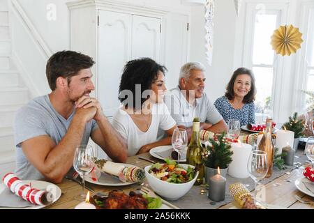 Familie sprechen und Verklebung zu Hause party Stockfoto