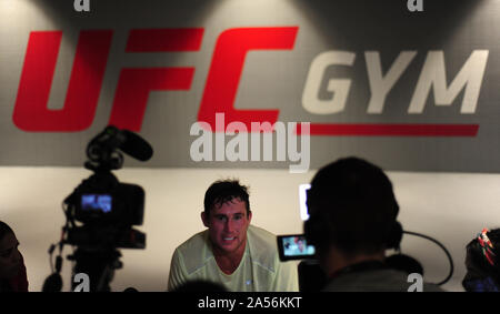 Bis spricht mit der Presse während einer Sitzung bei UFC Fitnessraum, Nottingham Darren. Stockfoto