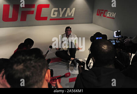 Bis spricht mit der Presse während einer Sitzung bei UFC Fitnessraum, Nottingham Darren. Stockfoto