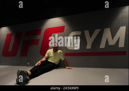 Bis spricht mit der Presse während einer Sitzung bei UFC Fitnessraum, Nottingham Darren. Stockfoto