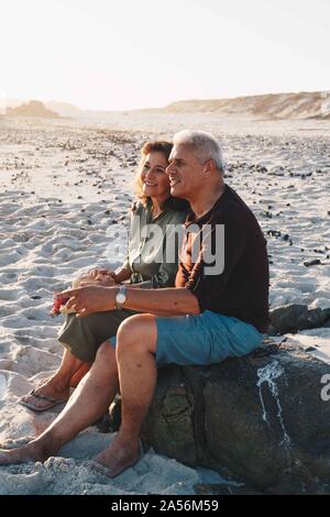 Senior Paar beim Sonne am Sandstrand Stockfoto