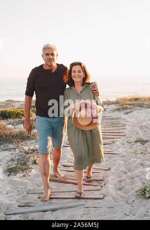 Senior Paar, Spaziergang am Strand. Stockfoto