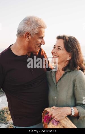 Senior Paar in die Augen Blick auf Strand Stockfoto