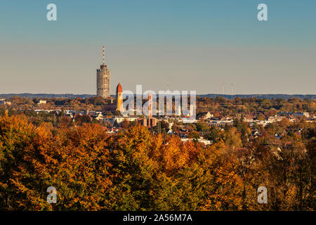 Die Skyline von Augsburg im Herbst. Zu sehen ist der Hotelturm aus Nord-Westen Stockfoto