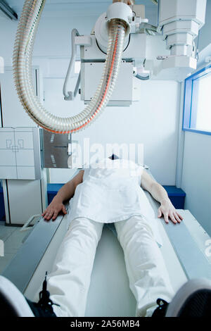 Junge männliche Patienten, der einen CT in der Radiologie Abteilung scan, Vorderansicht Stockfoto