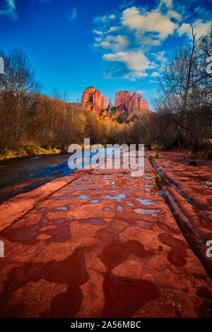 Cathedral Rock mit Oak Creek, Sedona, Arizona. Stockfoto
