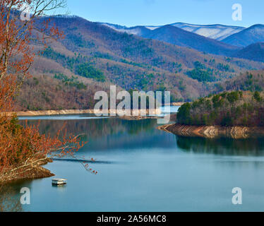 Haus am See auf See und Berge. Stockfoto