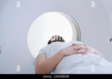 Junge männliche Patienten, der einen CT-Scan in der Radiologie Stockfoto