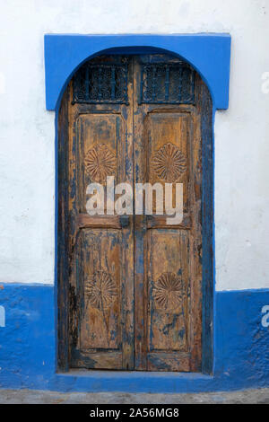 Alte Holztür mit geschnitzten in der Medina von Ouarzazate, Marokko Stockfoto