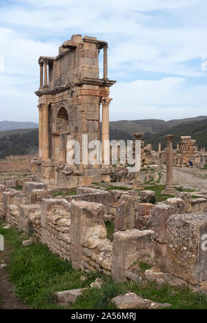 Arch der Kaiser Caracalla (188-217 AD), der römischen Stätte von Djamila (Cuicul), Algerien, im Dezember 2007 zu gedenken. Stockfoto