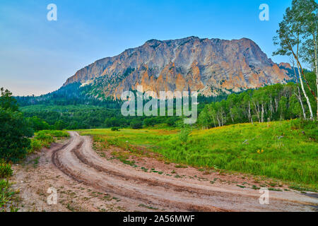 Dirt Road mit Marcellina Berg. Stockfoto