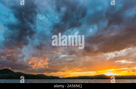 Wolken und Sonnenuntergang auf Cave Run See, KY Stockfoto