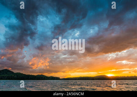 Wolken und Sonnenuntergang auf Cave Run See, KY Stockfoto