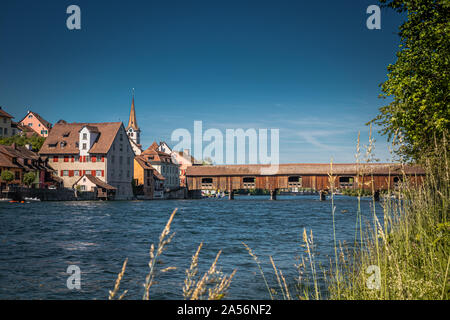 Blick auf bischofszell Stadt in der Schweiz, die verbunden ist mit einer überdachten Holzbrücke über den Fluss Rhein, Deutschland Stockfoto