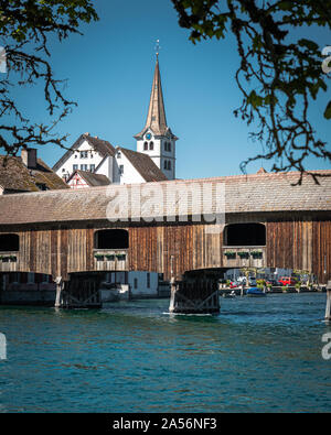 Blick auf bischofszell Stadt in der Schweiz, die verbunden ist mit einer überdachten Holzbrücke über den Fluss Rhein, Deutschland Stockfoto