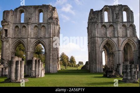 Roche Abbey, Maltby, UK - 18. Oktober 2019: English Heritage Site in der Nähe von Docaster, South Yorkshire. Eine der vielen zerstörten Klosteranlage in Großbritannien Stockfoto