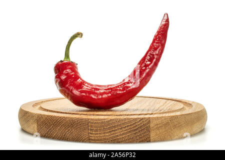 Eine ganze Frische hot pepper auf Bambus Platte auf weißem Hintergrund Stockfoto