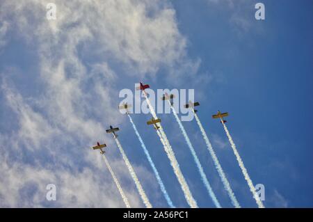 Flughafen CAMARILLO, CA/USA am 17. August 2019: Formationsflug und Stunts im Camarillo Airport Airshow. Stockfoto