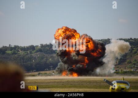 Flughafen CAMARILLO, CA/USA am 17. August 2019: Pyrotechnik für eine simulierte Bombardierung im Camarillo Airport Airshow ausführen. Stockfoto