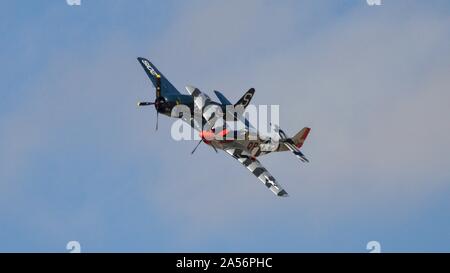 Flughafen CAMARILLO, CA/USA am 17. August 2019: ein Zweiter Weltkrieg simuliert Bombardierung im Camarillo Airport Airshow Lauf mit einer P51 und einer Corsair. Stockfoto