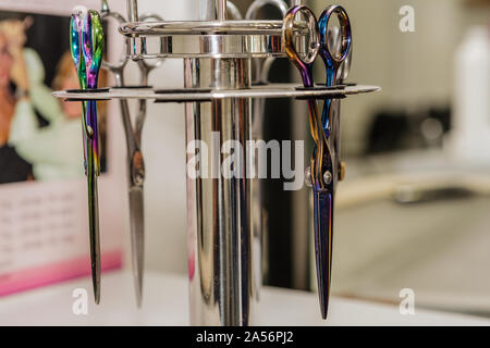 Professionelle Friseurscheren auf dem Stand, in Friseur. Stockfoto