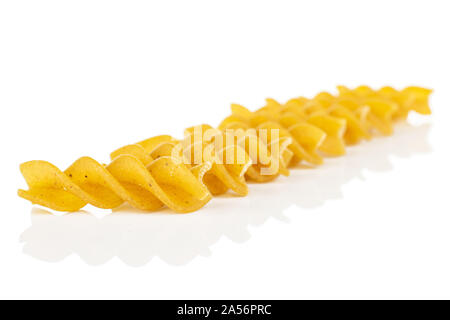 Menge ganz trocken braun Vollkorn fusilli auf weißem Hintergrund Stockfoto