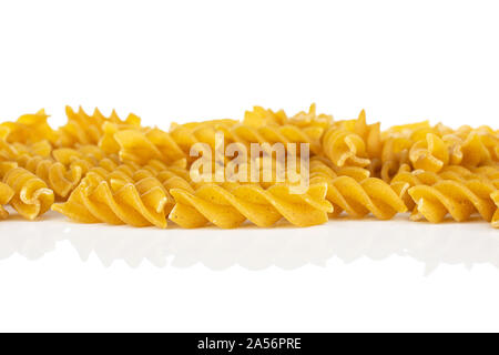 Menge ganz trocken braun Vollkorn fusilli auf weißem Hintergrund Stockfoto