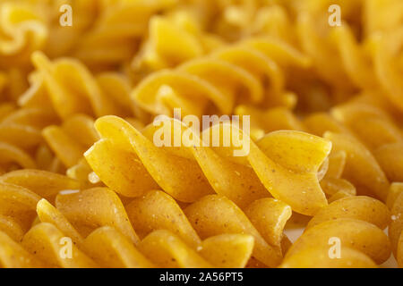 Menge ganz trocken braun Vollkorn Fusilli in Nahaufnahme, isoliert Stockfoto