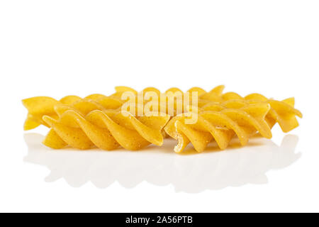Menge ganz trocken braun Vollkorn Fusilli in kleinen Gruppe auf weißem Hintergrund Stockfoto