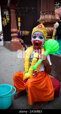 Pune, Maharashtra, Indien - 3. September 2019: Jugendlich gekleidet, wie Lord Hanuman (mythologyical Charakter) für eine Kamera während der Lord Ganesha Festival posing Stockfoto