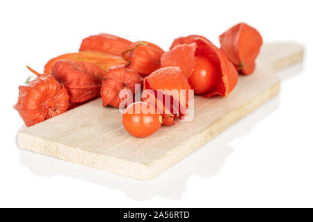 Menge ganze Frische orange Physalis auf Holz Schneidebrett auf weißem Hintergrund Stockfoto