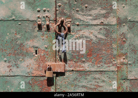 Braun Grün rostige alte Türgriff und Vorhängeschloss Stockfoto