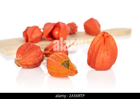Gruppe der Acht ganze Frische orange Physalis auf Holz Schneidebrett auf weißem Hintergrund Stockfoto